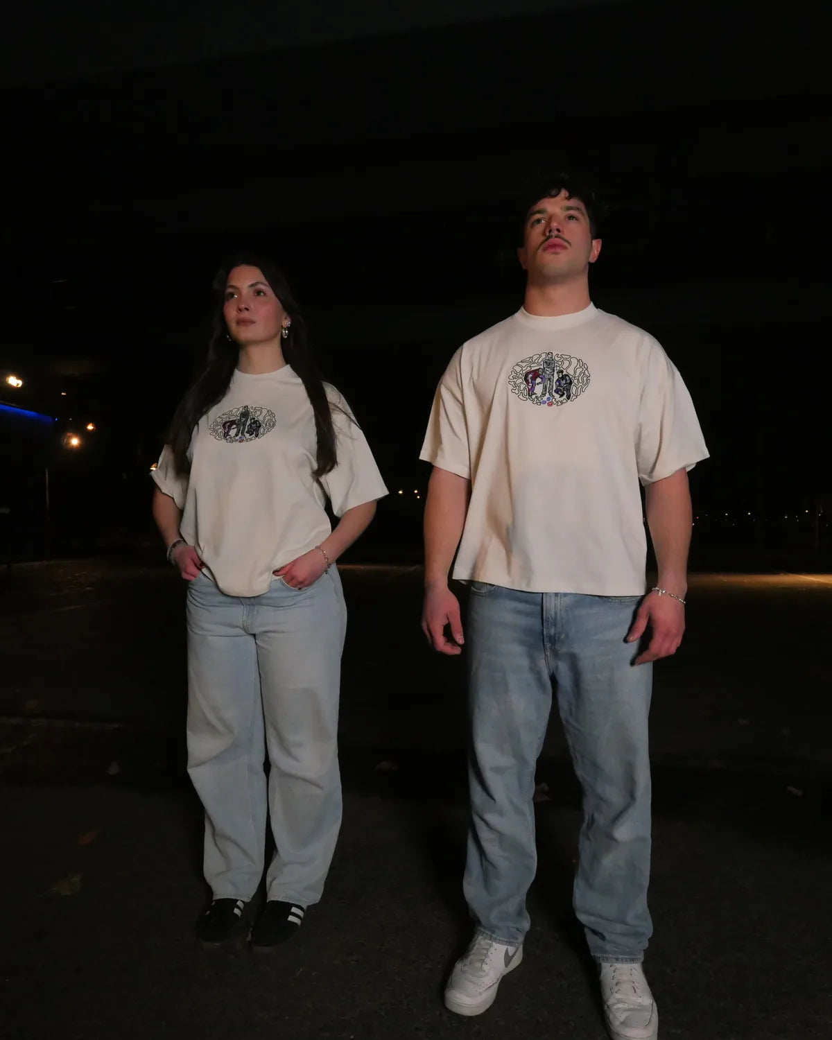 Zwei Models im Dice-Drop-Shirt, nachts.