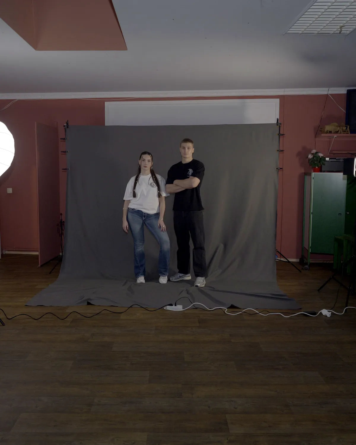 Blick ins Studio beim Orbit-Shooting: Licht, Hintergrund, zwei Models.