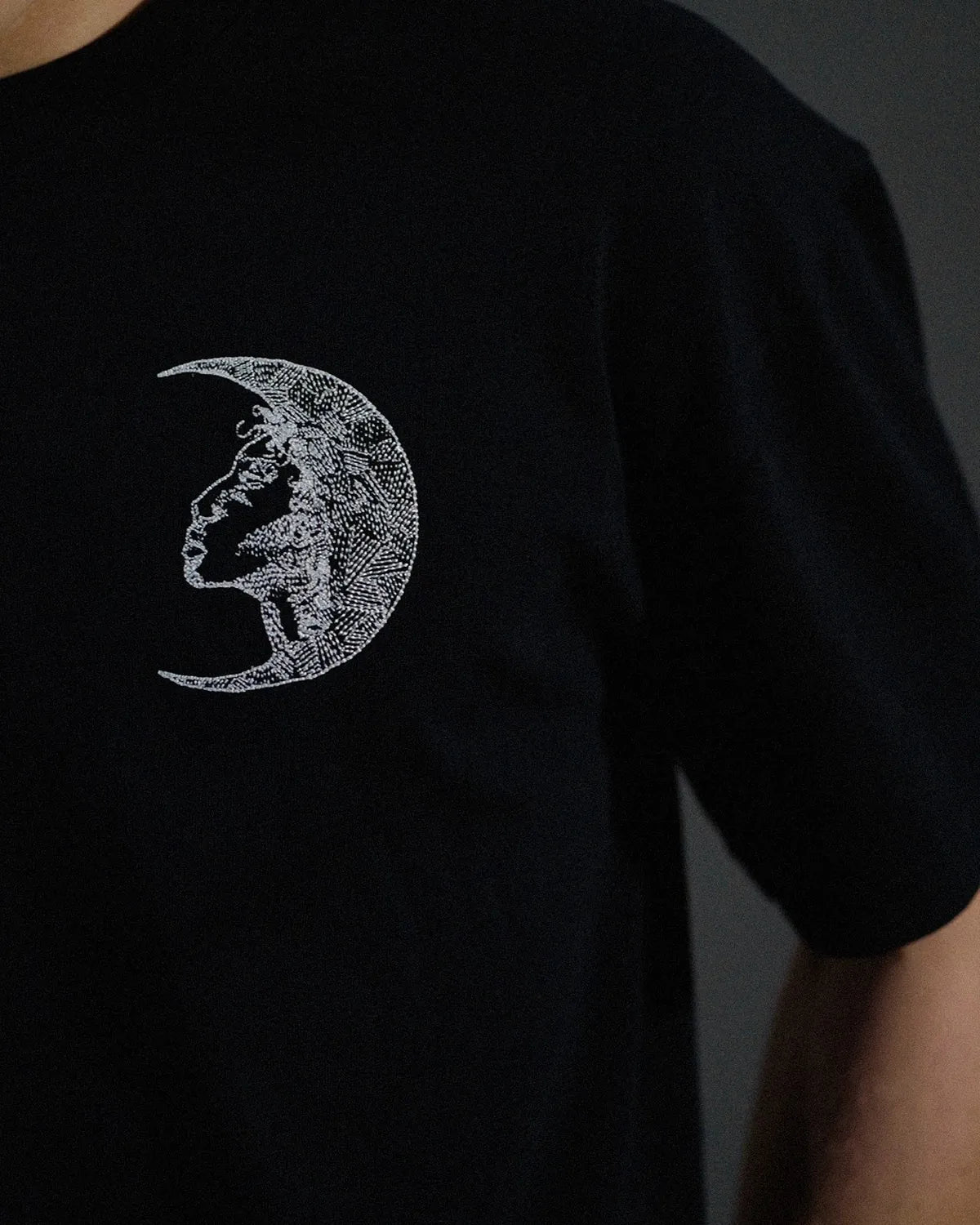 Luna · Stickerei